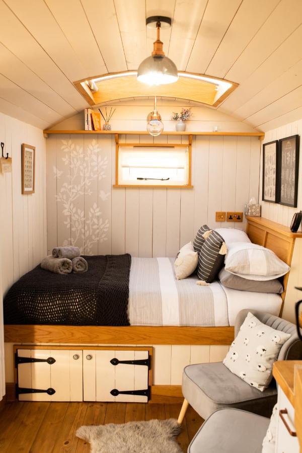 Harrys Hideout - Shepherd'S Huts At Harrys Cottages Pen-y-Clawdd Exterior photo