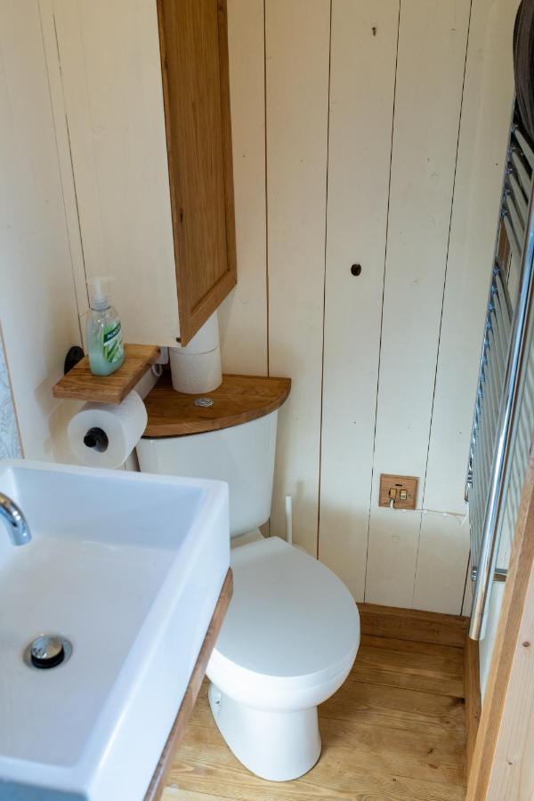 Harrys Hideout - Shepherd'S Huts At Harrys Cottages Pen-y-Clawdd Exterior photo